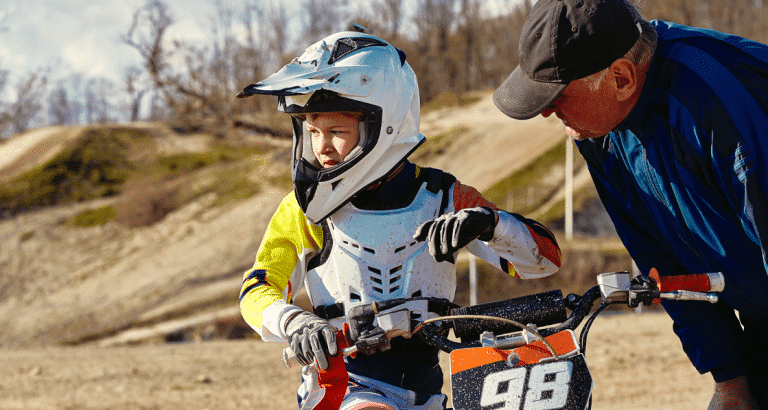 Pourquoi inscrire votre enfant à une colonie pour faire de la moto cross